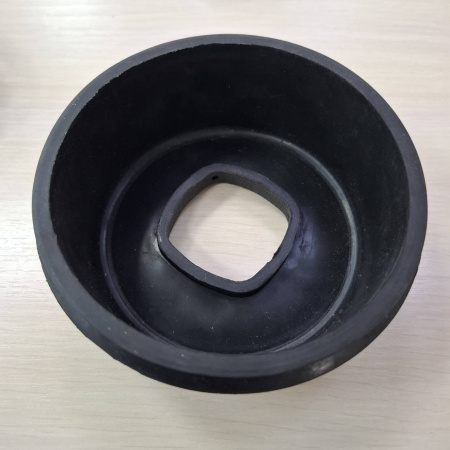 Крышка черная резиновая для блендера MK-767 -1